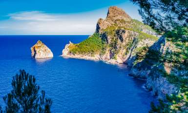 Cap Formentor, Islas de acantilados costa rocosa