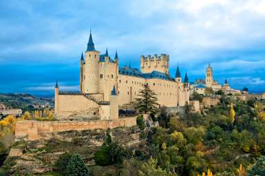 Vista del Alcázar de Segovia en lo alto de la colina