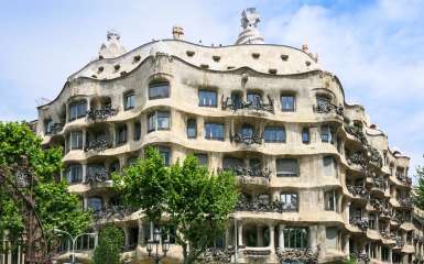 Fachada vista desde Paseo de Gracia 