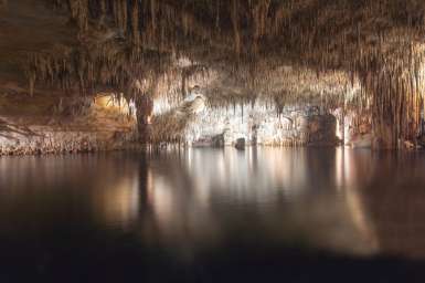 Lago subterráneo en las Cuevas del Drach