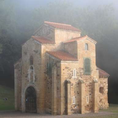 Iglesia de Saint Michael de Lillo en el Monte Naranco en Oviedo