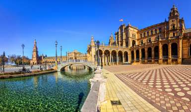 La Plaza España de Sevilla en un día soleado