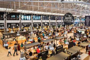 Mercado repleto de restaurantes